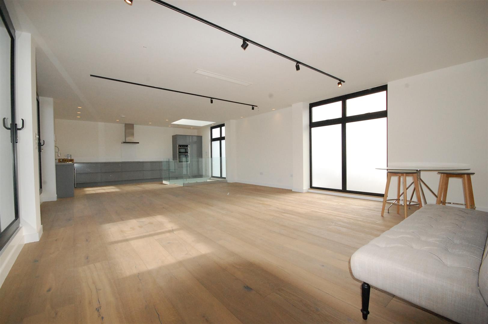 3 bed property in Park Road, London